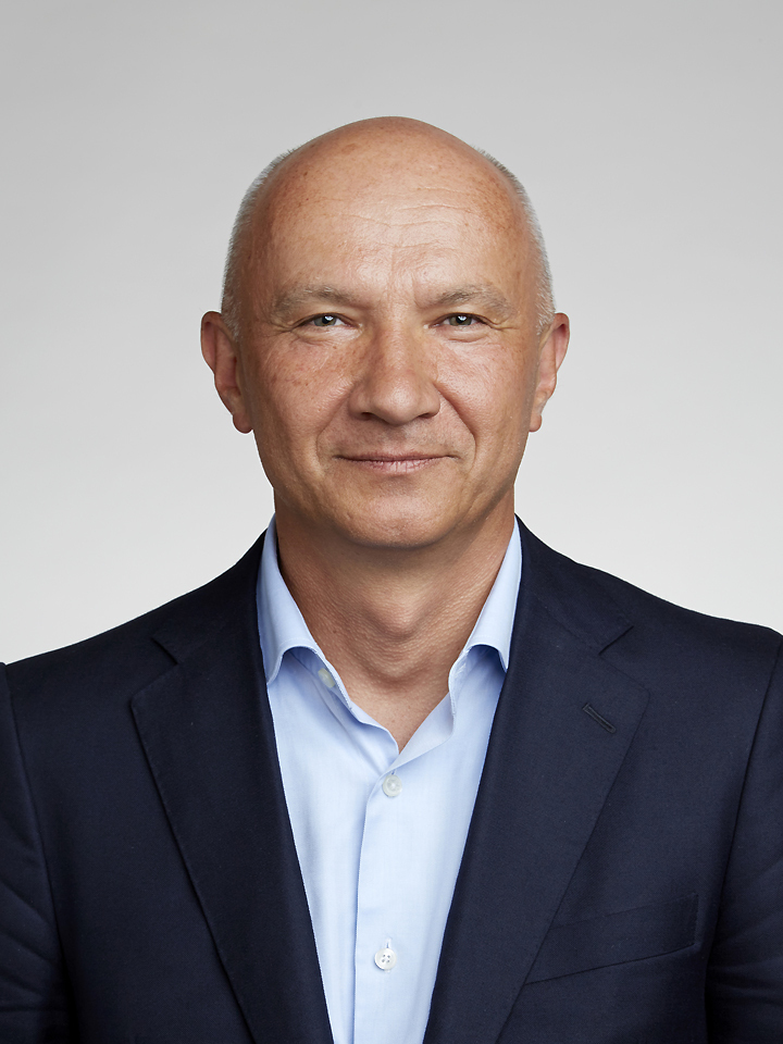 Headshot of Artur Ekert against a white background